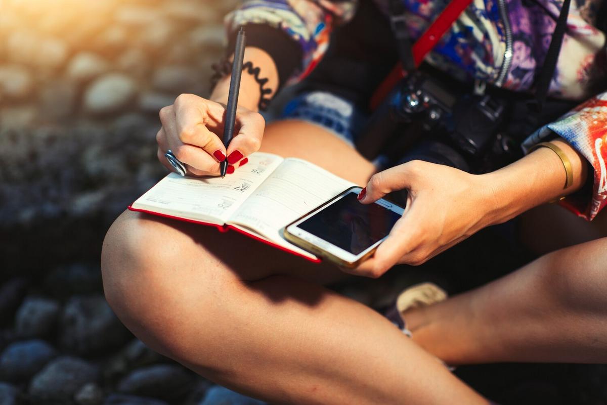 Getting creative while travelling: Journaling & sketching